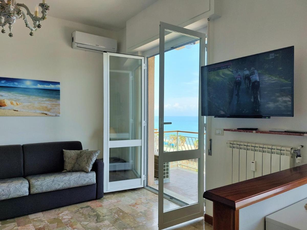 Maremare, Really On The Beach, With Private Parking Savona Exteriör bild