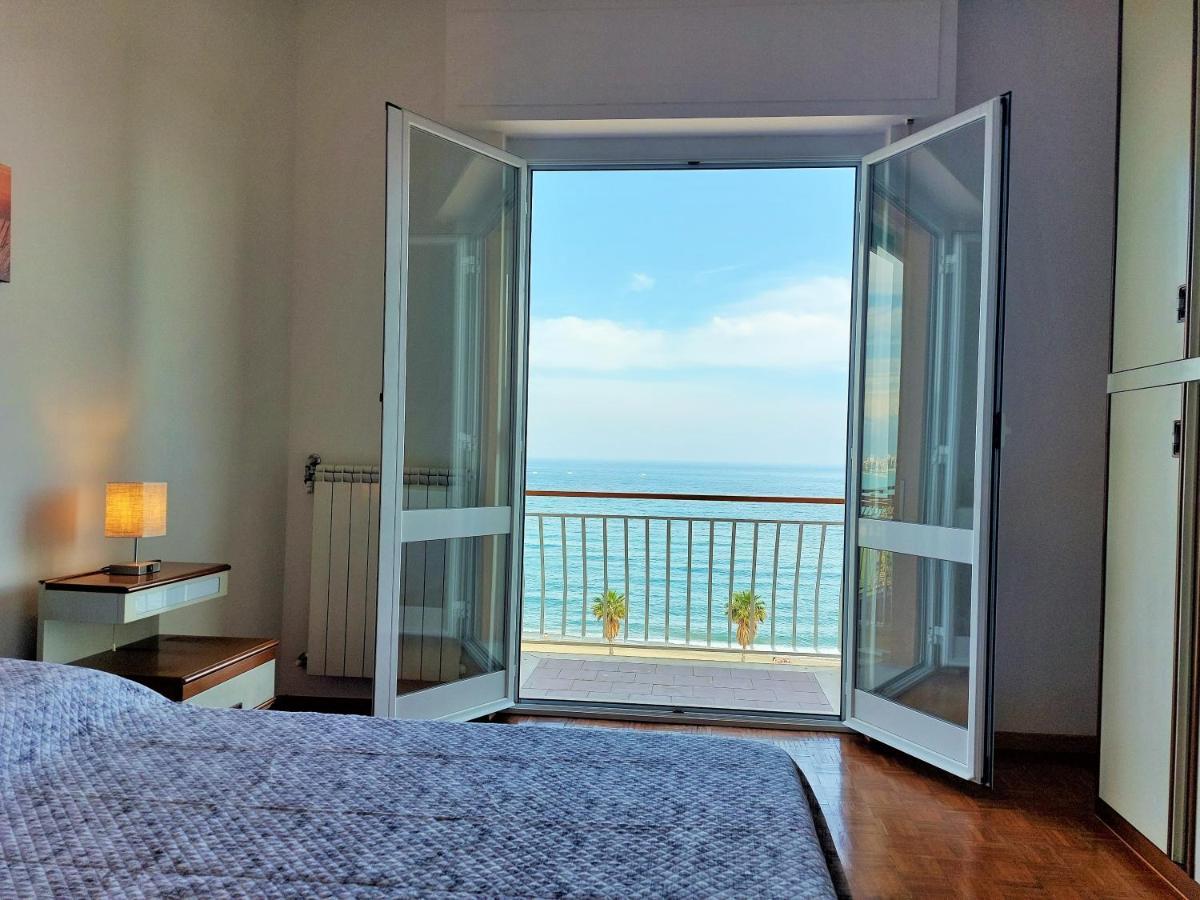 Maremare, Really On The Beach, With Private Parking Savona Exteriör bild