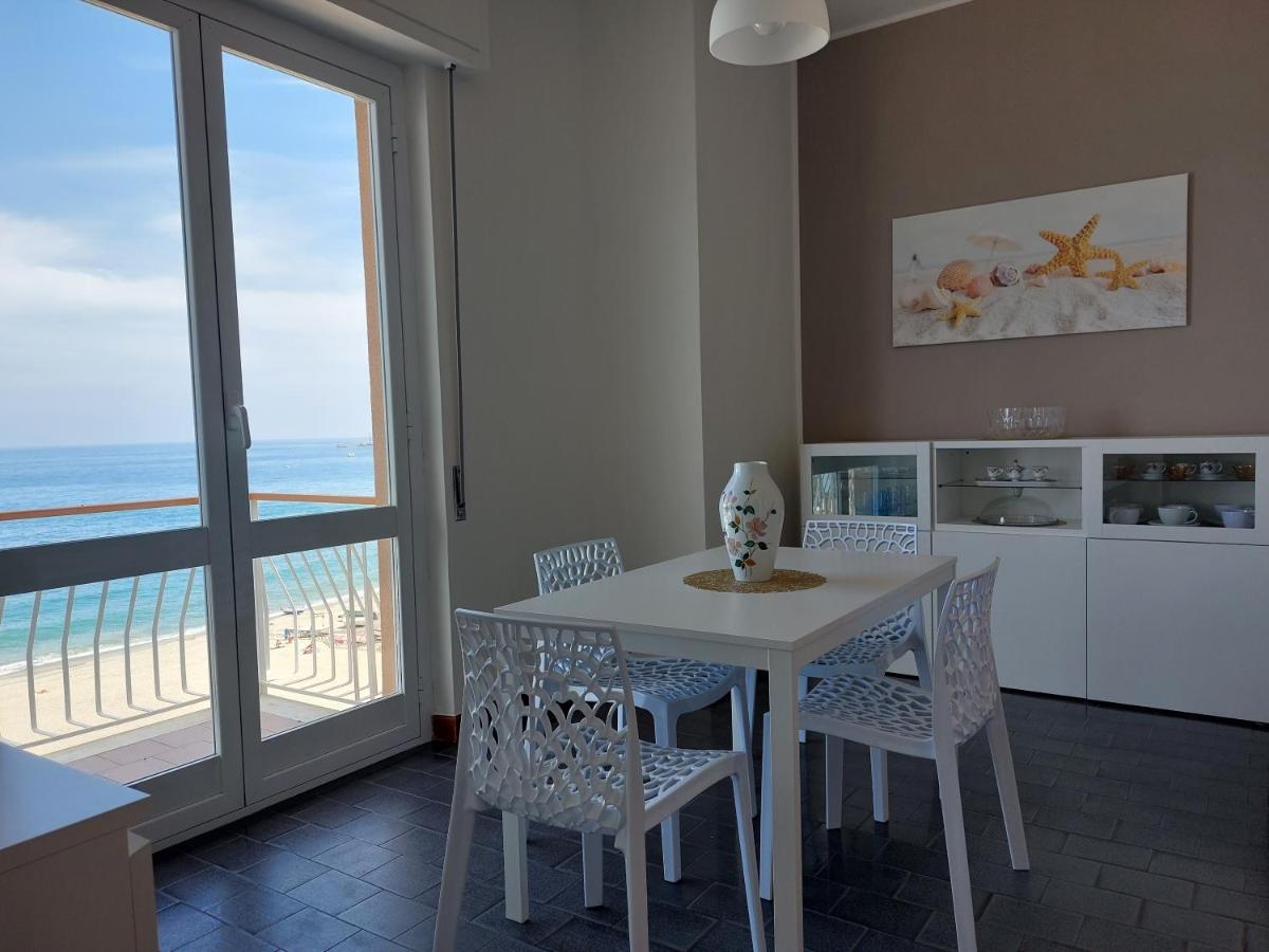 Maremare, Really On The Beach, With Private Parking Savona Exteriör bild