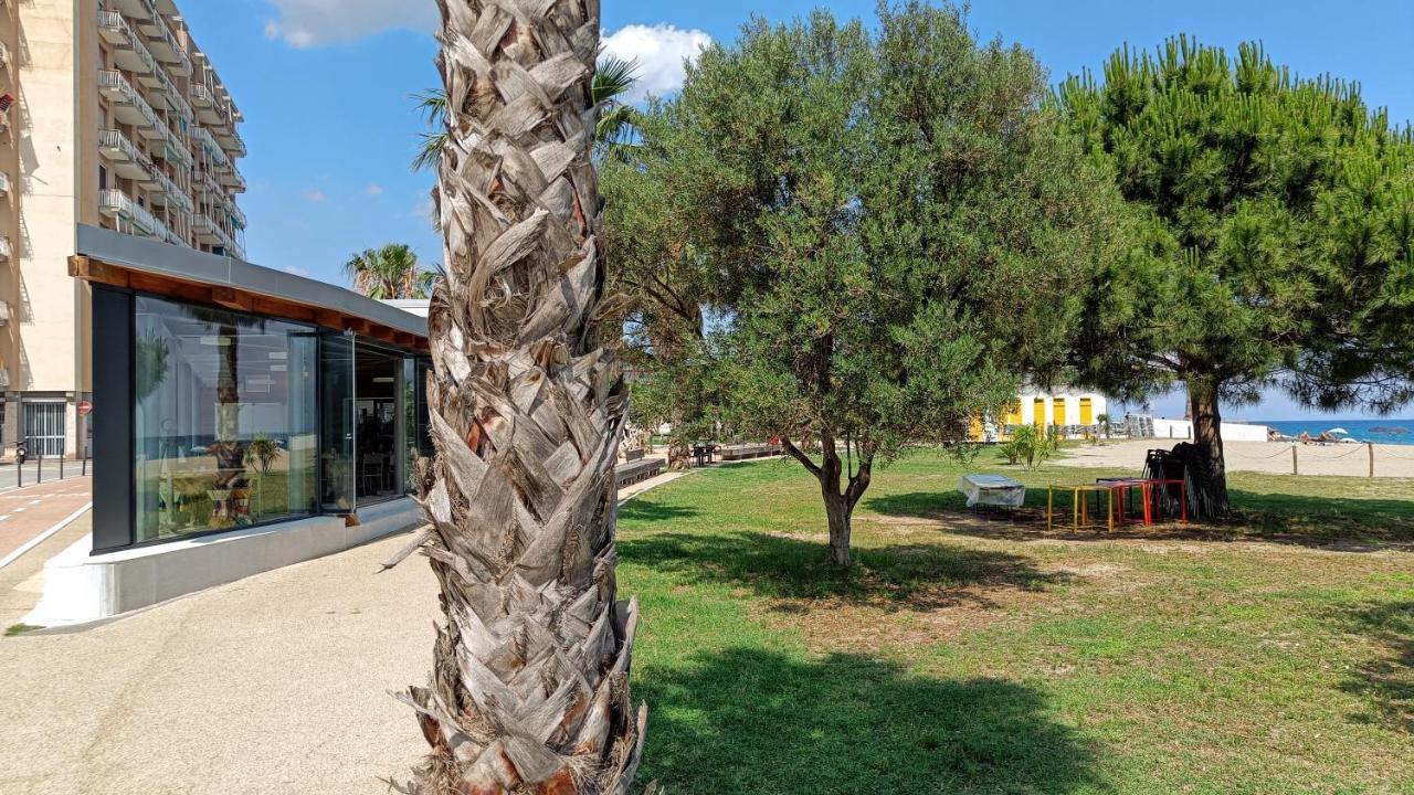 Maremare, Really On The Beach, With Private Parking Savona Exteriör bild